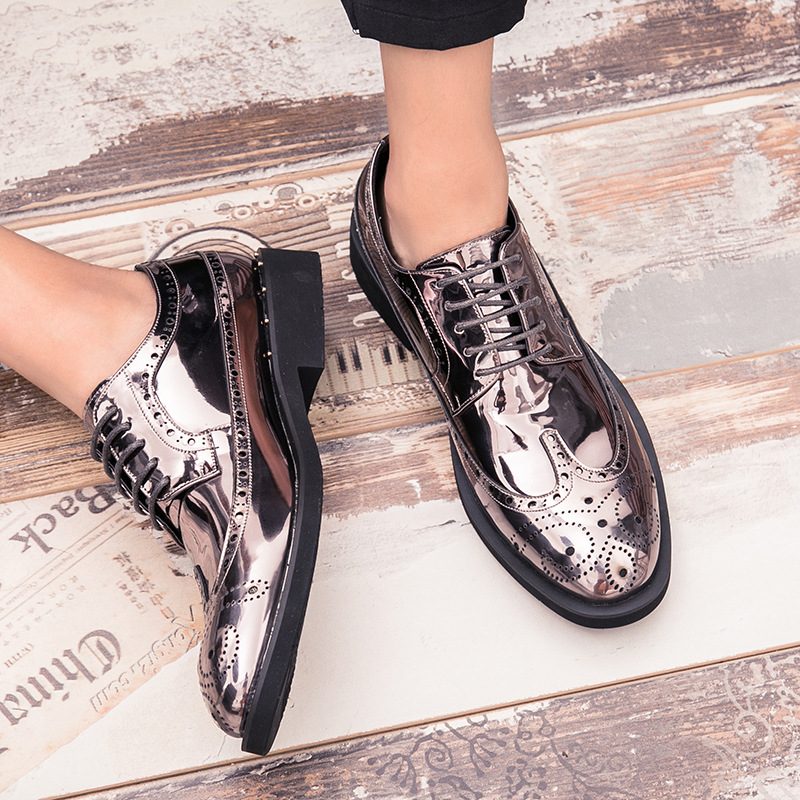 Buty Wyjściowe 46 Jardów Męskie W Stylu Retro Duże Rozmiary Pointy Toe Brogue Rzeźbione Jasna Powierzchnia Wizytowe