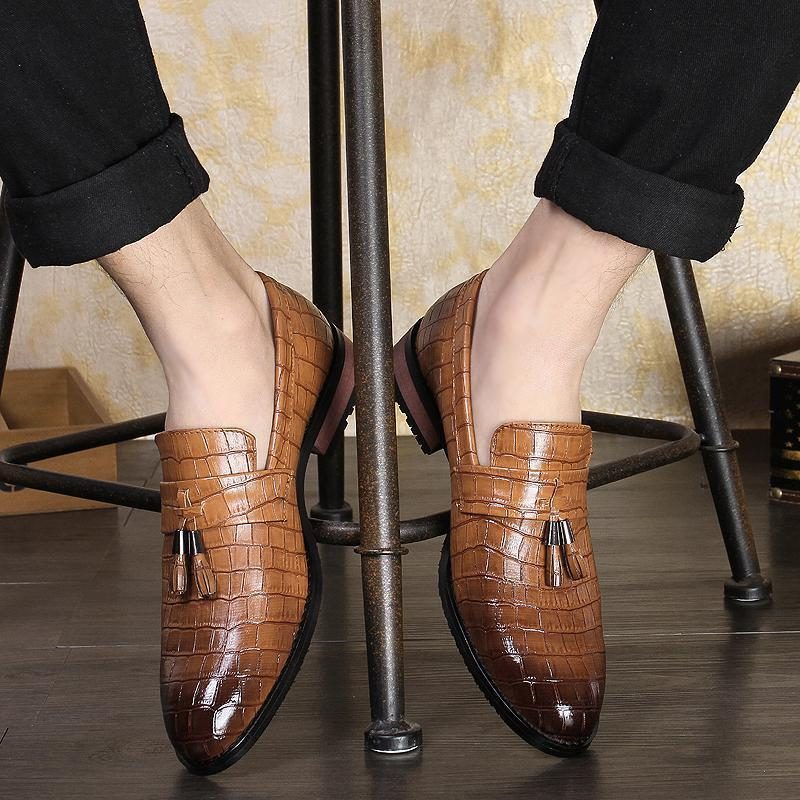 Duże Rozmiary Buty Wizytowe 2024 Nowy Trend Stylista Fryzur Fringe Pointy Toe Obuwie Casual Fashion Business Dress Shoes